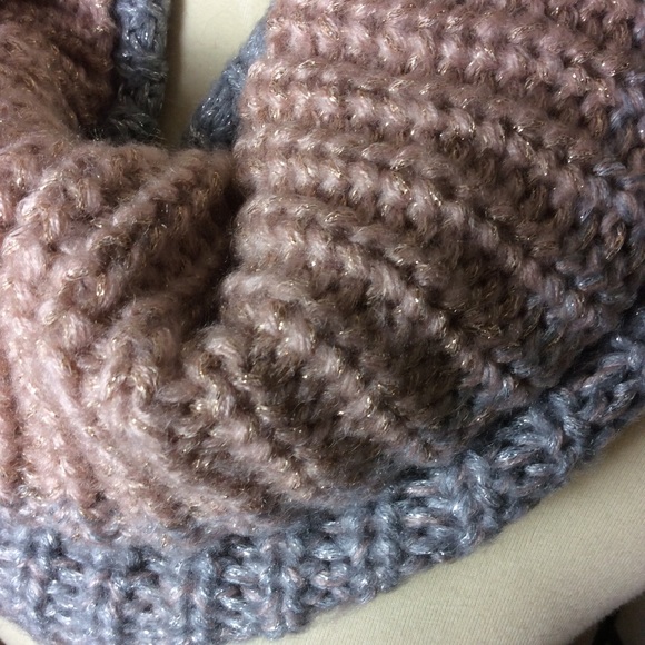 Steve Madden Gray & Pink Infinity Scarf! - Picture 3 of 5